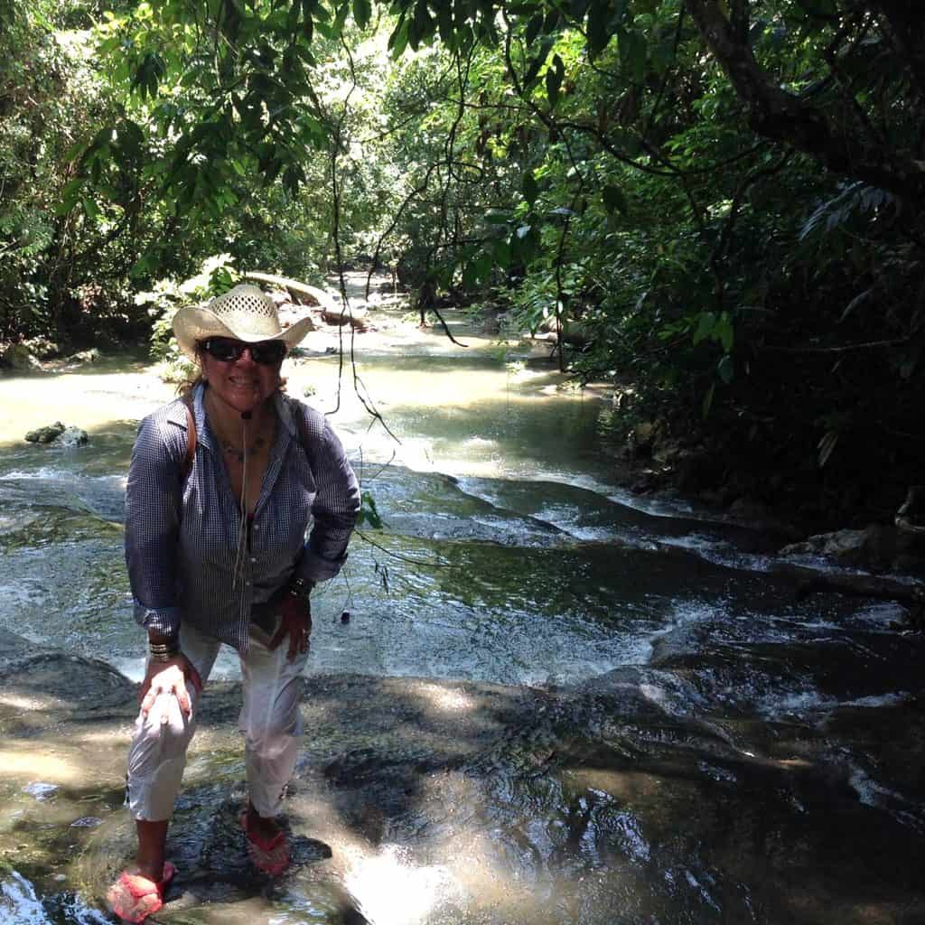 siete altares izabal – SoyMigrante.com REVISTA Ropa de mujer en el río en la jungla tropical, explorando la naturaleza, aventura y turismo ecológico, mujer caminando, flora y agua, obstáculos en la naturaleza, vida silvestre.
