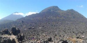 Hongo volcánico negro en un paisaje de montaña, formación geológica única, turismo de naturaleza, aventura, geología volcánica, guía de viaje para turismo activo en destinos volcánicos.