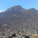 Hongo volcánico negro en un paisaje de montaña, formación geológica única, turismo de naturaleza, aventura, geología volcánica, guía de viaje para turismo activo en destinos volcánicos.