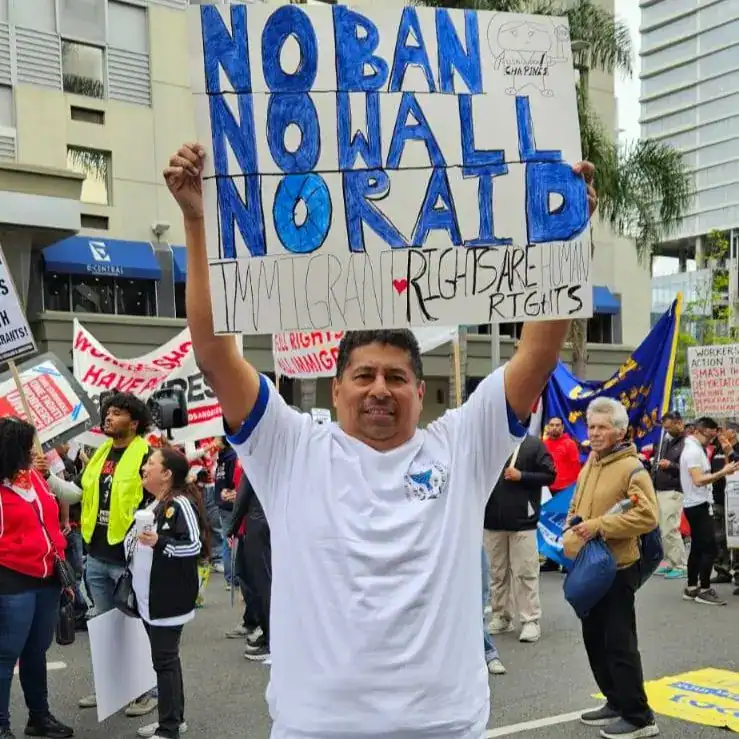 NO BAN NO WALL NO RD, manifestación en apoyo de derechos migrantes y rechazo a políticas antiinmigrantes, con participantes mostrando carteles en manifestaciones en favor de migrantes y derechos humanos.