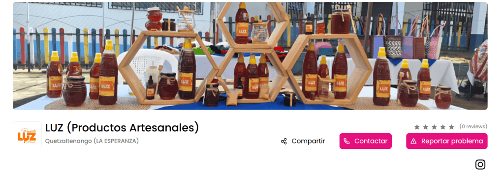 Botellas de miel artesanales con etiqueta de luz en display al aire libre en mercado local en Quetzaltenango. – SoyMigrante.com REVISTA