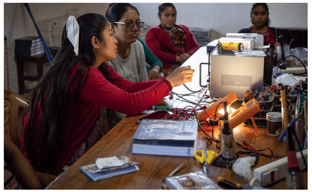 Herramientas de tecnología para migrantes en talleres de capacitación, comunidades migrantes en formación profesional, recursos tecnológicos para integración social, educación para migrantes, tecnología y comunidad migrante en México.