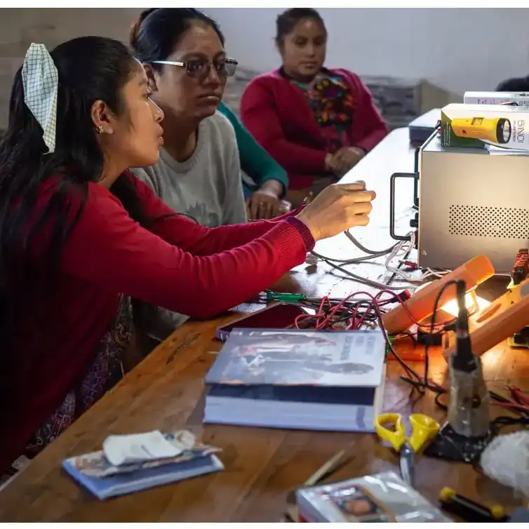 Mujeres mayas rompen barreras con energía solar