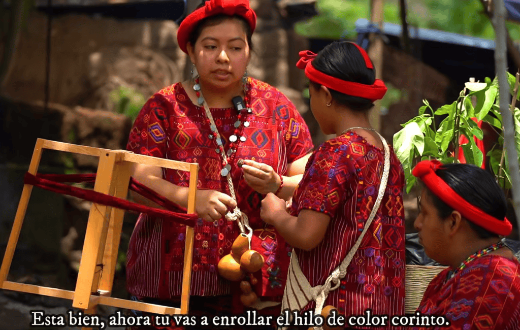 Beberly Gómez del municipio de Colotenango, Huehuetenango, presenta el proceso de hilado, teñido y tejido del traje tradicional. (PARA VER EL VIDEO COMPLETO DAR CLIC EN LA IMAGEN) – SoyMigrante.com REVISTA