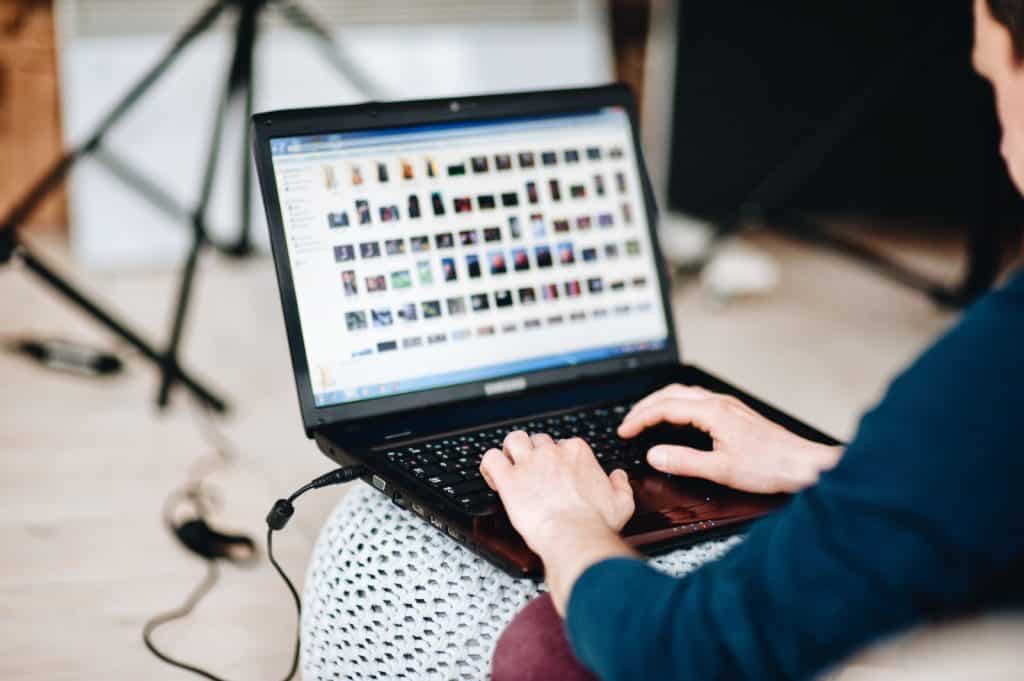 Fotos de una persona navegando en una computadora portátil con contenido visual digital, representando el acceso a información en línea de SoyMigrante.com REVISTA, enfocada en migrantes y comunicación digital para mejorar la inclusión social y laboral. – SoyMigrante.com REVISTA