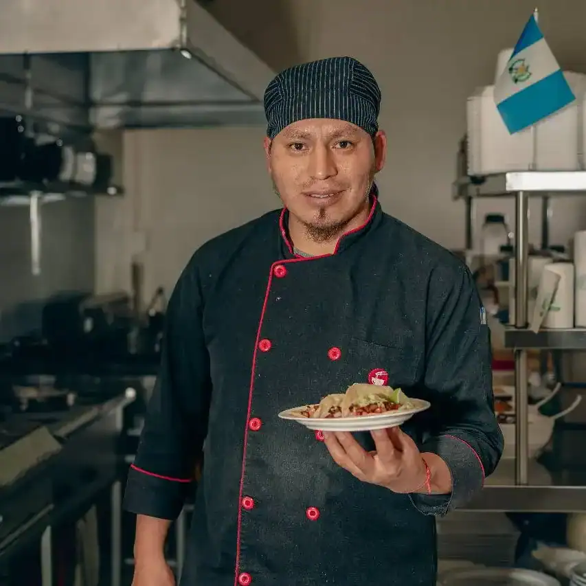 Del retorno al ramen: Cómo José Emilio transformó su experiencia migratoria en éxito productivo