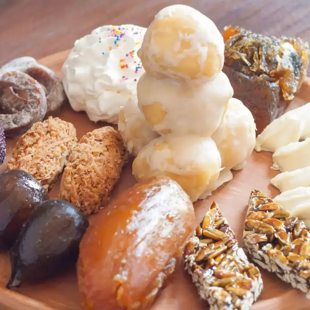 Dulces tradicionales mexicanos como alegrías, cocadas y mazapán en variedad para celebrar y compartir en cualquier ocasión especial.