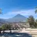 Paisaje volcánico con el volcán de San Pedro en fondo, vista panorámica de Cholula, actividad turística y cultural en el parque de Cholula, Puebla, México.