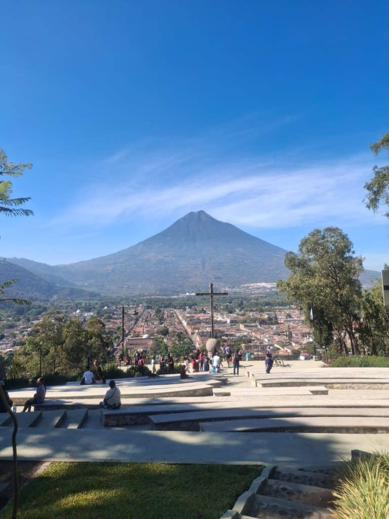 Paisaje volcánico con el volcán de San Pedro en fondo, vista panorámica de Cholula, actividad turística y cultural en el parque de Cholula, Puebla, México. – SoyMigrante.com REVISTA