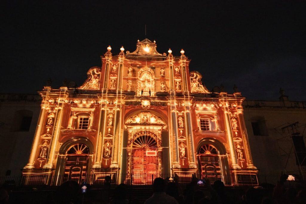 Festival de la Luz Antigua Guatemala 2025 – SoyMigrante.com REVISTA Imponente fachada del templo iluminada, reflejando historia y cultura en una noche especial.