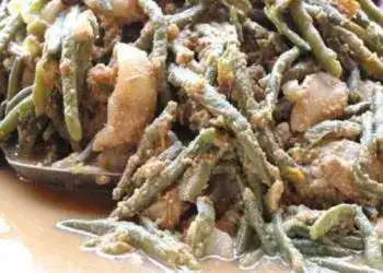 Jugos de verdura con judías verdes y patatas en un plato tradicional, preparado con ingredientes frescos y servido en una comida casera. Ideal para quienes disfrutan de la gastronomía saludable y nutritiva.