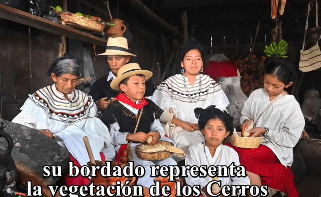 Nativos indígenas en vestimenta tradicional representando la cultura y la vegetación de los Cerros en una comunidad rural mexicana. – SoyMigrante.com REVISTA