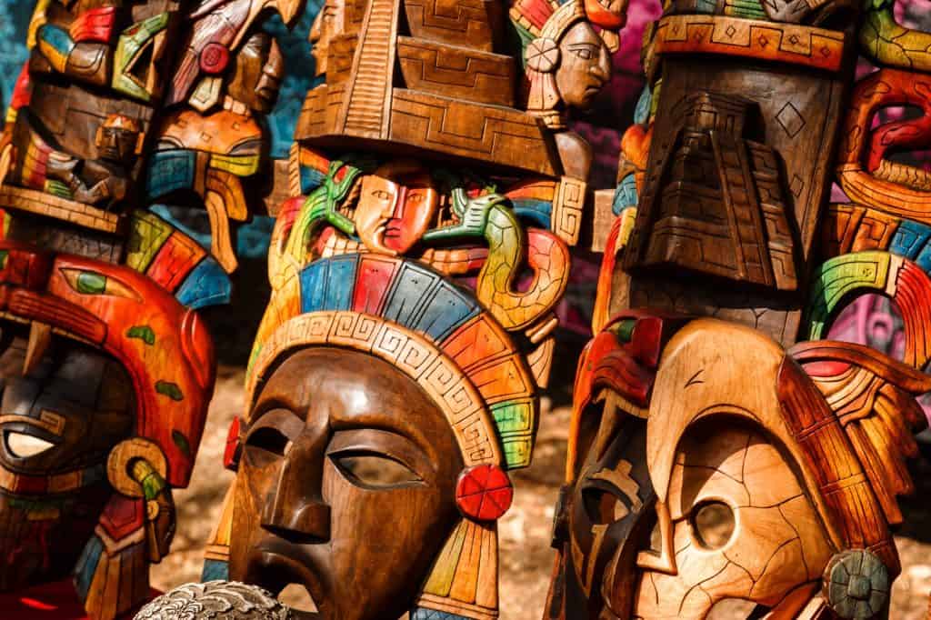 Máscara indígena tallada en madera, colorida y tradicional, arte prehispánico, cultura mexicana, artesanía, decoración étnica, historia y cultura, souvenirs culturales mexico, arte ancestral, vestigios históricos.