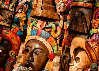 Máscara indígena tallada en madera, colorida y tradicional, arte prehispánico, cultura mexicana, artesanía, decoración étnica, historia y cultura, souvenirs culturales mexico, arte ancestral, vestigios históricos. – SoyMigrante.com REVISTA