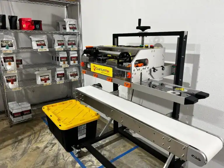 Máquina de etiquetado para productos en línea en un entorno industrial.