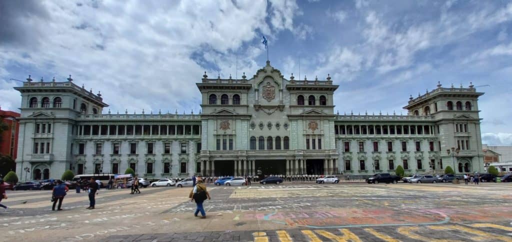 Majestuoso edificio histórico en el centro de la ciudad, símbolo cultural y arquitectónico de la región, ideal para explorar historia, cultura y arquitectura mexicana. – SoyMigrante.com REVISTA