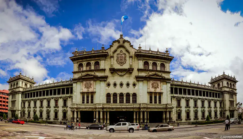 Edificio histórico en México con arquitectura colonial, sede del poder ejecutivo y símbolo de la historia mexicana, situado en la Ciudad de México, plataforma de noticias y cultura. – SoyMigrante.com REVISTA