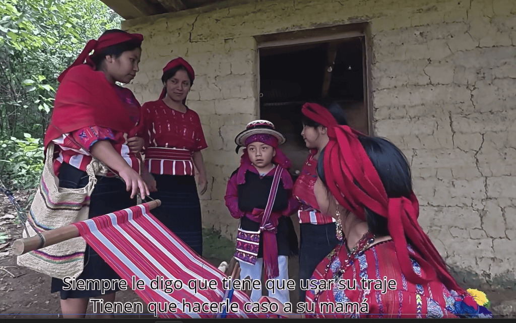 Traje tradicional indígena en comunidad rural, mujer y niños con vestimenta típica, intercambio cultural, homenaje a las raíces culturales en México, comunidad indígena, vestimenta ancestral, patrimonio cultural. – SoyMigrante.com REVISTA