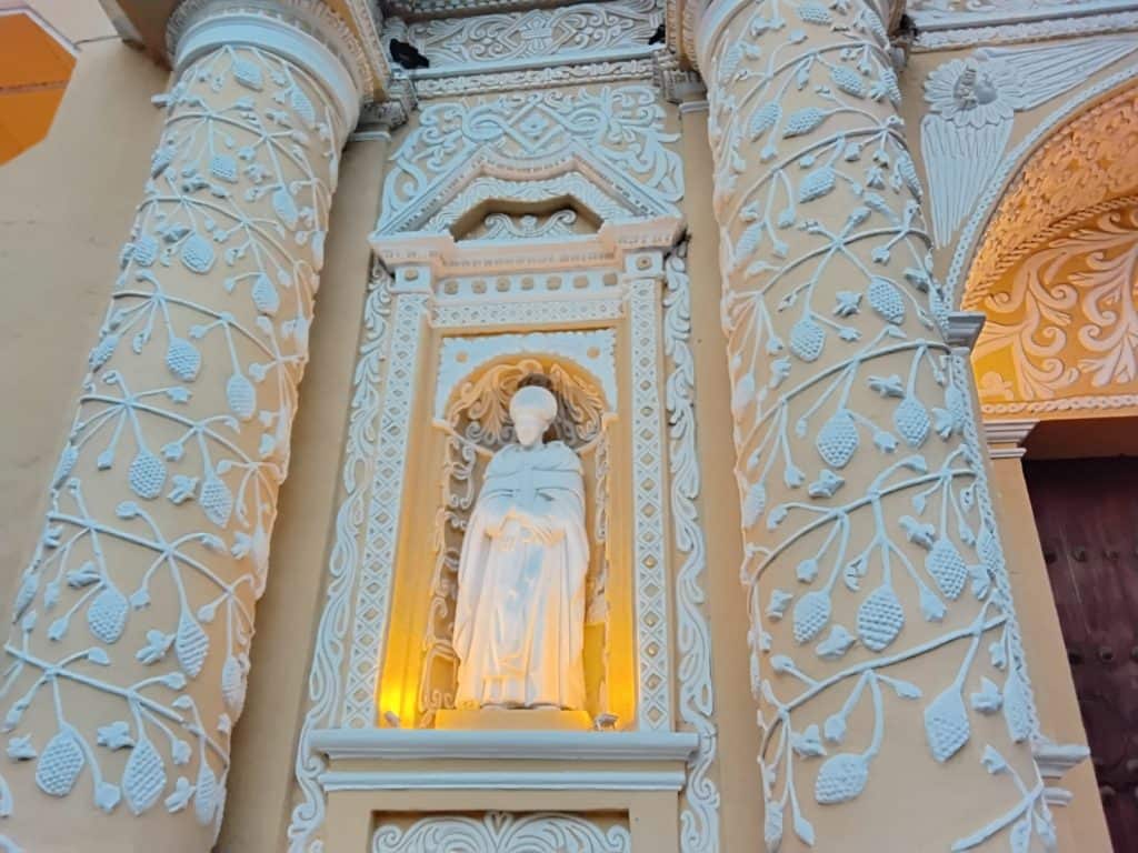 Detalle de la fachada decorativa con relieves y columnas ornamentadas, resaltando la belleza arquitectónica y artística en un contexto cultural, en la revista SoyMigrante.com REVISTA. – SoyMigrante.com REVISTA