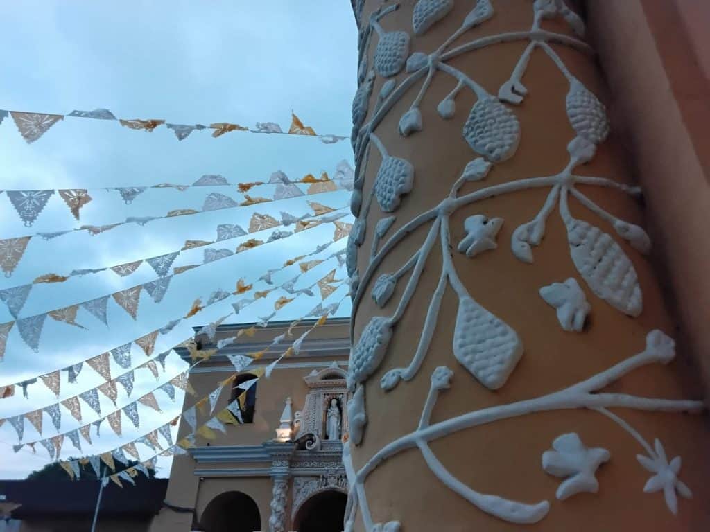 Decoración tradicional mexicana con papel picado y detailing de flor de cempasúchil en altar festivo. – SoyMigrante.com REVISTA