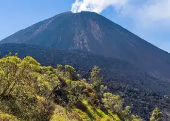Volcán activo en un paisaje natural, ideal para artículos sobre geografía, turismo y naturaleza en México.