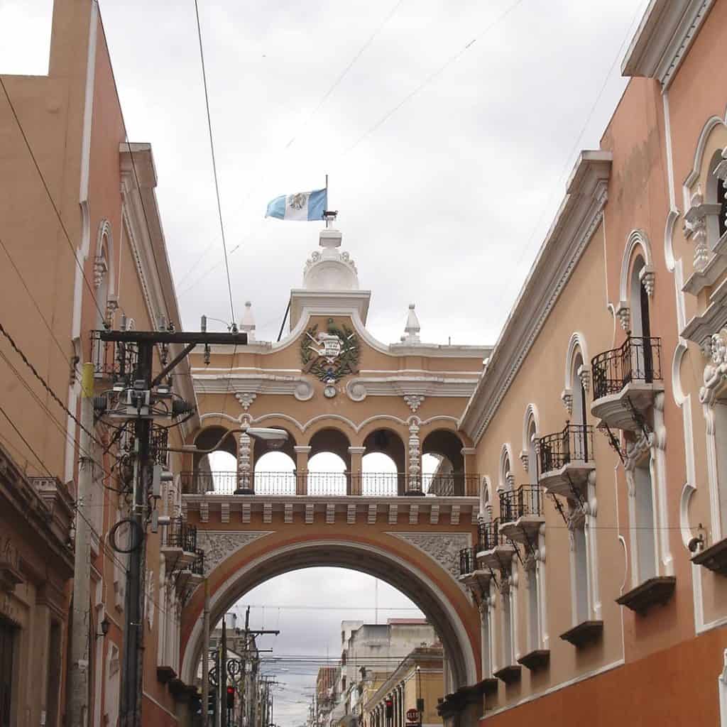 Puente histórico en Guatemala, arquitectura colonial y patrimonio cultural. – SoyMigrante.com REVISTA