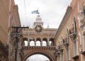Puente histórico en Guatemala, arquitectura colonial y patrimonio cultural.