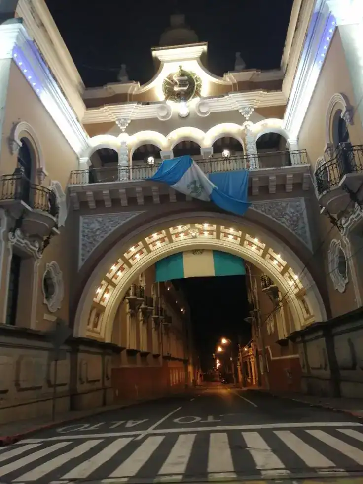 Fachada histórica iluminada con banderas y arquitectura colonial, cultura y tradiciones mexicanas, celebración nacional, monumento emblemático, noche en ciudad colonial, turismo cultural, patrimonio arquitectónico mexicano, evento cívico. – SoyMigrante.com REVISTA