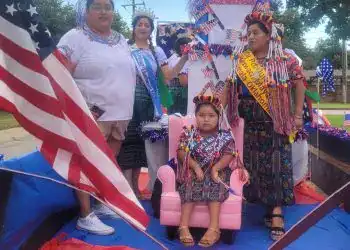cifra de guatemaltecos en usa 2025 2 – SoyMigrante.com REVISTA Celebración del Día de los Muertos con cultura indígena mexicana, trajes tradicionales, ofrendas y desfile en comunidad migrante en Estados Unidos. – SoyMigrante.com REVISTA