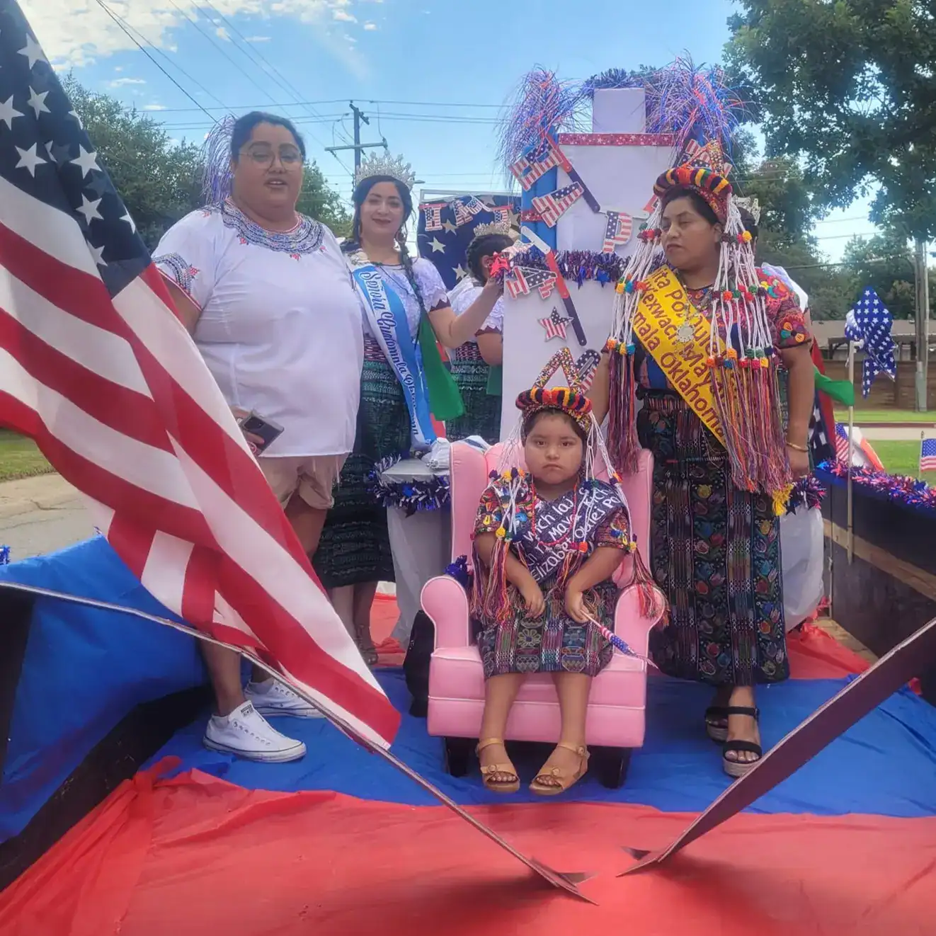 cifra de guatemaltecos en usa 2025 2 – SoyMigrante.com REVISTA Celebración del Día de los Muertos con cultura indígena mexicana, trajes tradicionales, ofrendas y desfile en comunidad migrante en Estados Unidos.