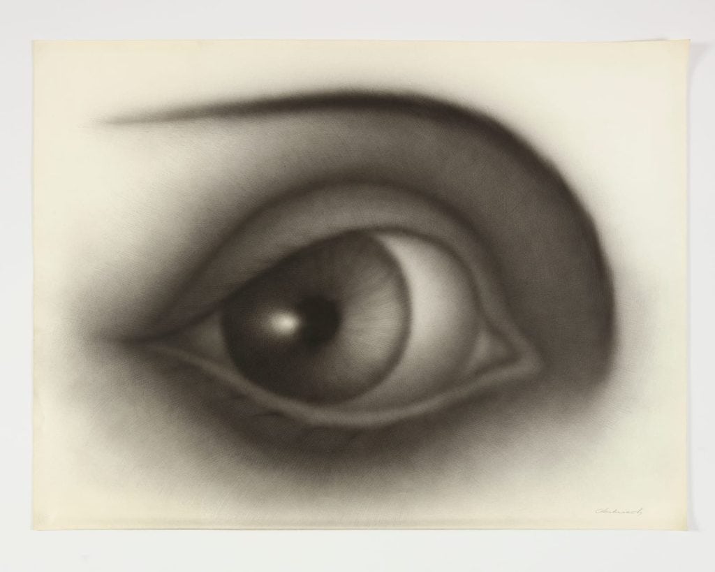 Ojo dibujado en estilo artístico en tonos grises, símbolo de visión, percepción y reflexión, destacado en la portada de SoyMigrante.com REVISTA, resaltando temas culturales y migratorios.