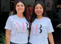 Chicas sonriendo en promoción de Mueblea con camisetas blancas con logotipo en un negocio de muebles, mostrando diversidad y emprendimiento femenino. – SoyMigrante.com REVISTA