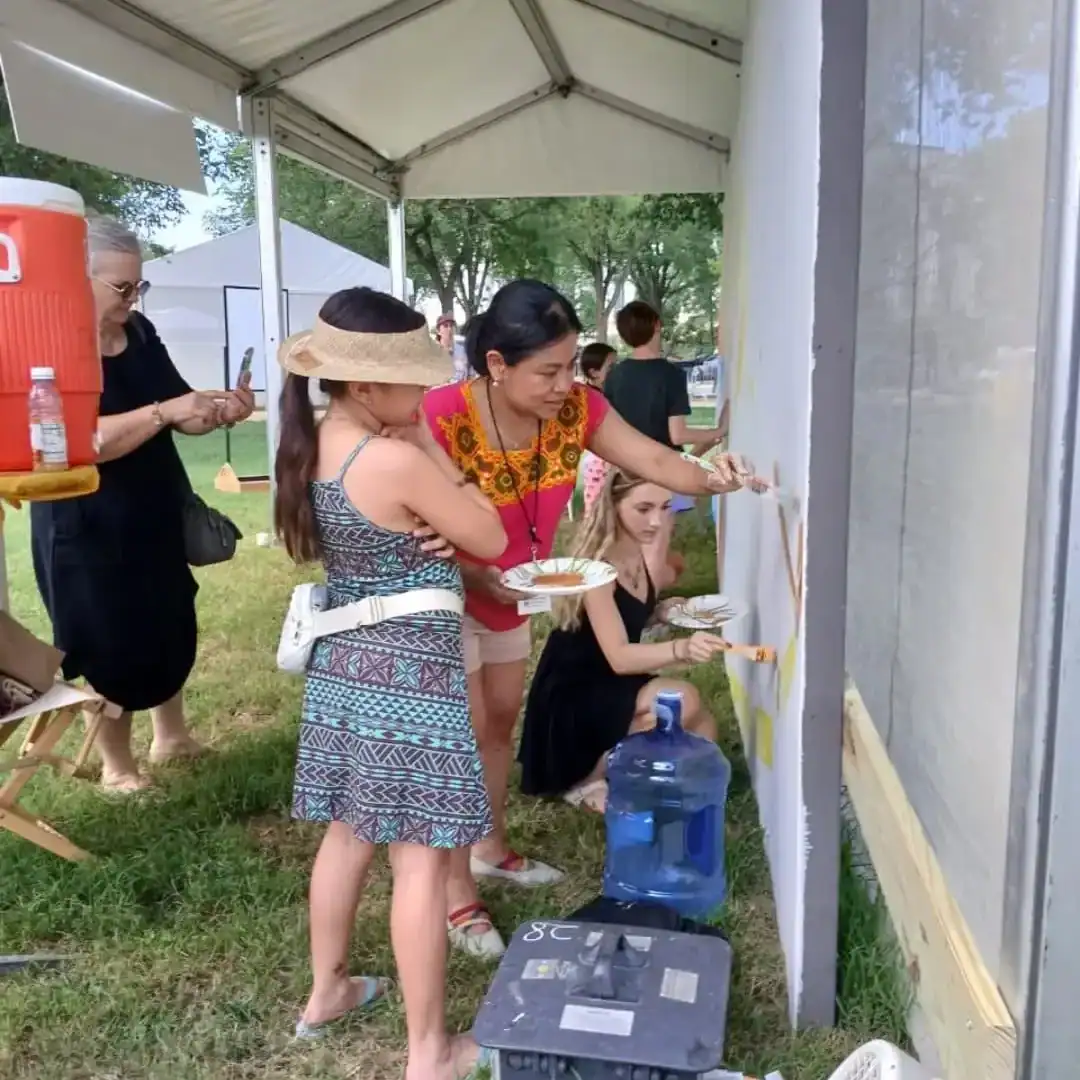 Evelyn del Rosario Morán pone el nombre de Guatemala en alto en el Festival Folklife