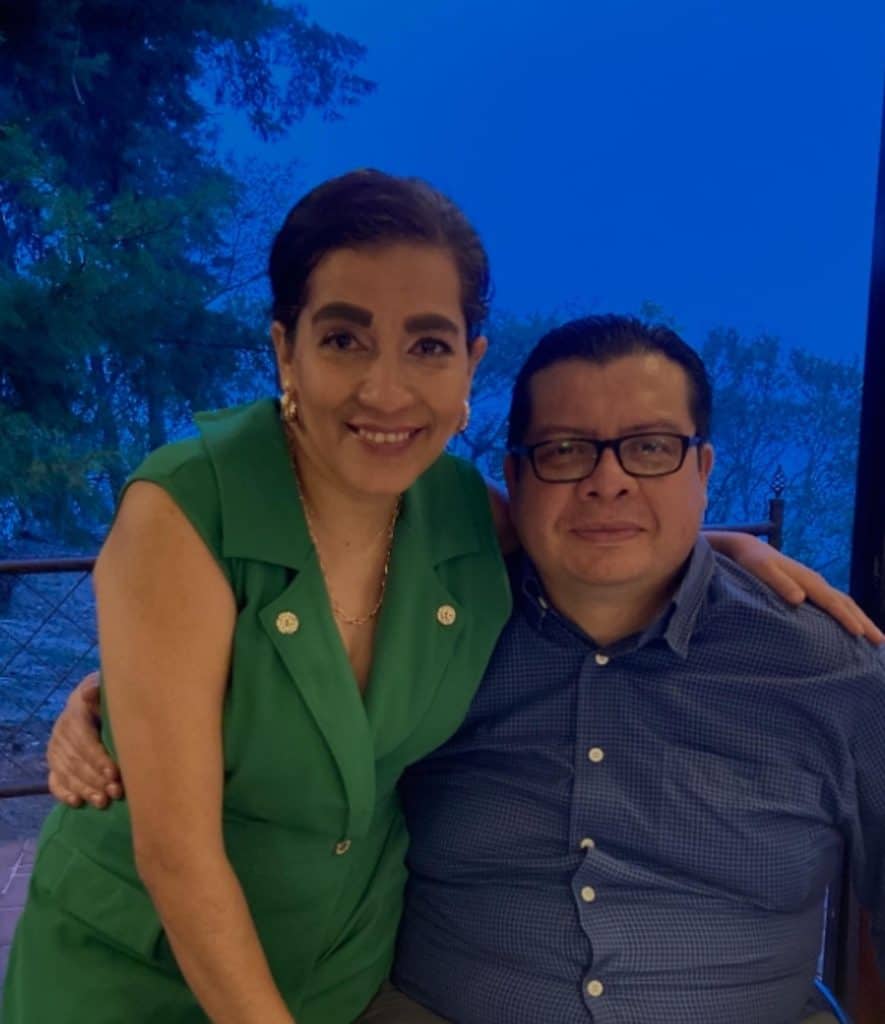 Una mujer y un hombre posando juntos en un entorno natural, promoviendo temas de migración y comunidad en la revista SoyMigrante.com. – SoyMigrante.com REVISTA