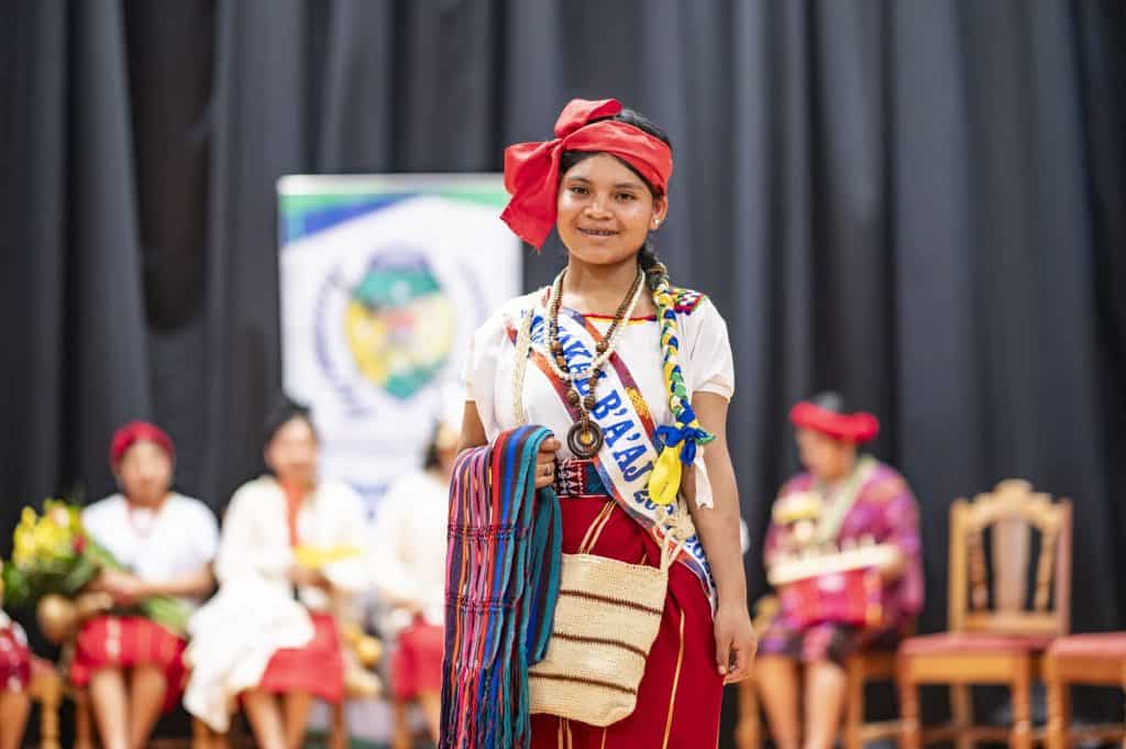 Vestido tradicional de Guatemala para mujeres, con accesorios coloridos, listo para mostrar cultura y raíces indígenas en un evento o celebración cultural en vivo.