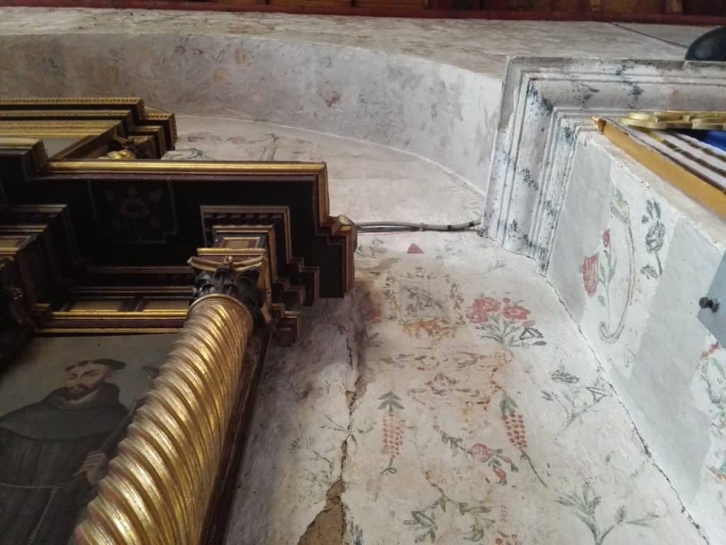 Restauración de detalles dorados y ornamentación en una iglesia histórica, preservando su patrimonio cultural en el contexto de la revista SoyMigrante.com. – SoyMigrante.com REVISTA