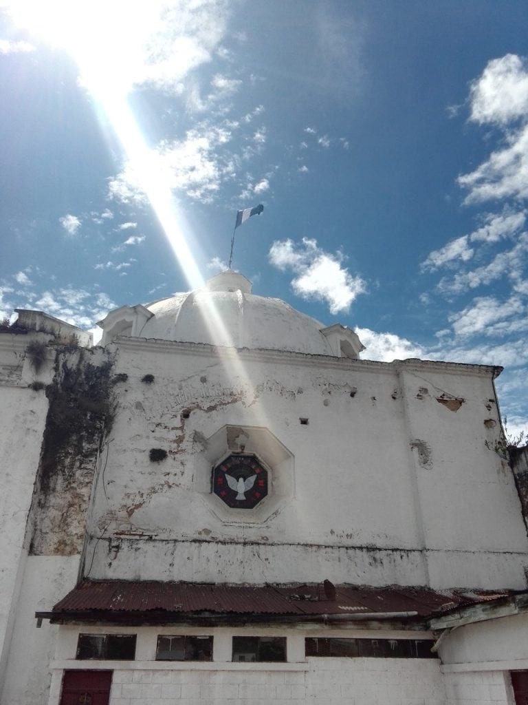 Cieba iglesia colonial en Arequipa con cielo azul y nubes, arquitectura histórica, símbolo cultural peruano. – SoyMigrante.com REVISTA