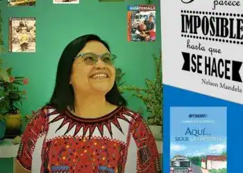 "Portada de la revista SoyMigrante.com REVISTA en un ambiente colorido con plantas y murales, destacando temas de migración y cultura hispana.".