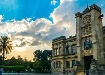 Palacio Maya de San Marcos: 7 datos fascinantes del monumento – SoyMigrante.com REVISTA Edificio histórico con reloj en fachada y detalles arquitectónicos ornamentales, en un día soleado con cielo parcialmente nublado en la ciudad. – SoyMigrante.com REVISTA