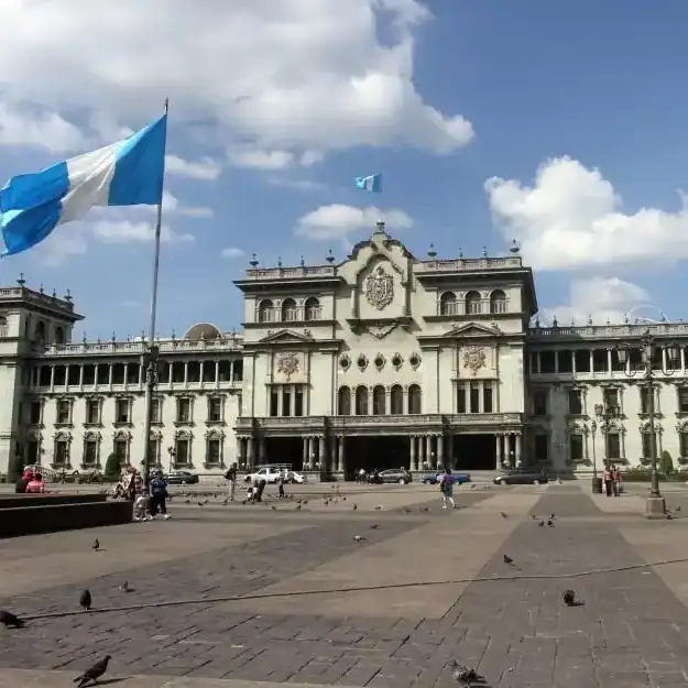 Palacio Nacional de la Cultura de Guatemala con historia – SoyMigrante.com REVISTA Palacio del Congreso de Guatemala con bandera nacional y vista del edificio histórico en el centro de la ciudad. – SoyMigrante.com REVISTA