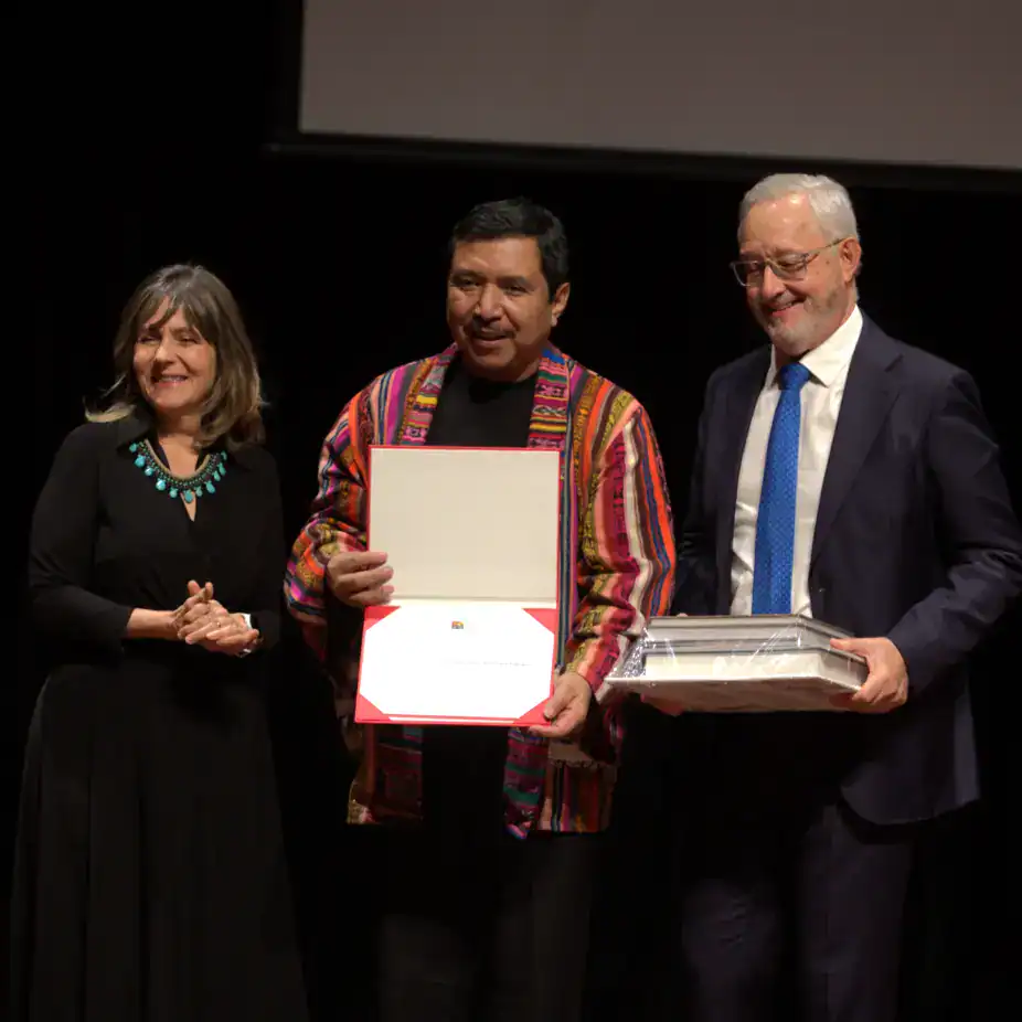 Reconocimiento y entrega de premios en evento cultural de SoyMigrante.com Revista presentando figuras destacadas de la migración. – SoyMigrante.com REVISTA
