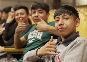 Fotografía ilustrativa para retrato de guatemaltecos segun cifras del Censo USA y Migration Policy Institute. Escueha Hamilton en Chattanooga, Tennessee, jovenes guatemaltecos. – SoyMigrante.com REVISTA Jóvenes migrantes en un evento cultural, mostrando actitud positiva, confianza y pertenencia en su comunidad. Fotografía que refleja integración, juventud y celebración del talento migrante en contextos sociales. – SoyMigrante.com REVISTA