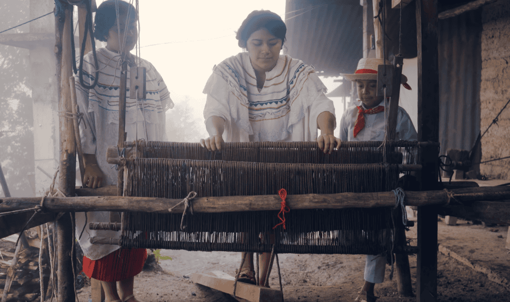 Producción de textiles tradicionales en México conocida como telar artesanal por mujeres indígenas. – SoyMigrante.com REVISTA