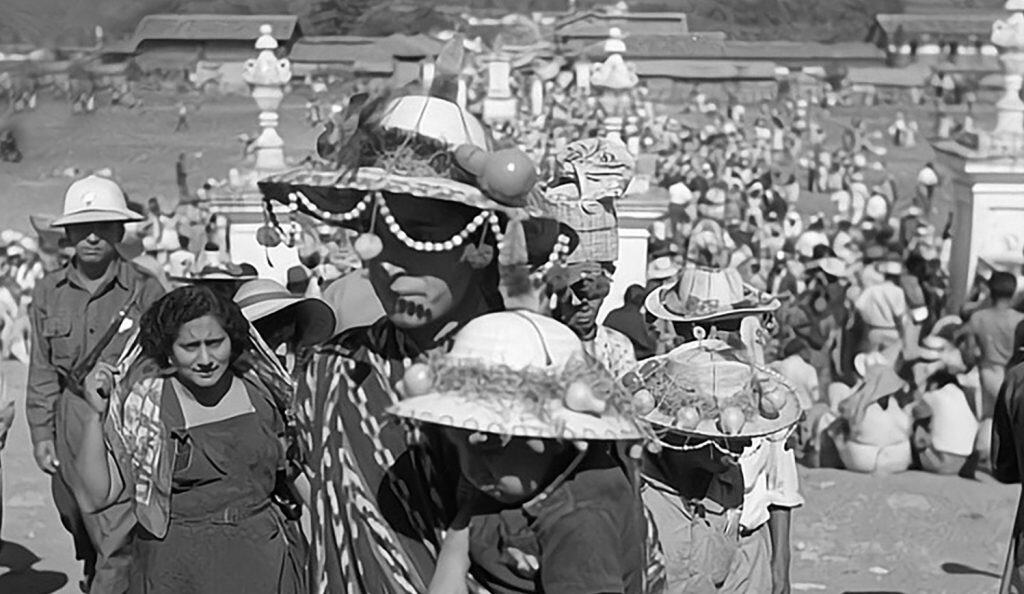 Sombreros tradicionales mexicanos en un evento cultural en un mercado al aire libre. – SoyMigrante.com REVISTA