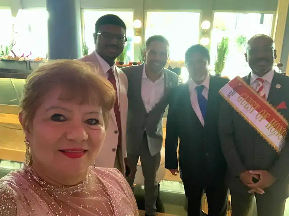 Conferencia de inmigrantes y comunidad internacional en un evento de SoyMigrante.com, con líderes destacados y representantes, celebrando logros y promoviendo integración social. – SoyMigrante.com REVISTA