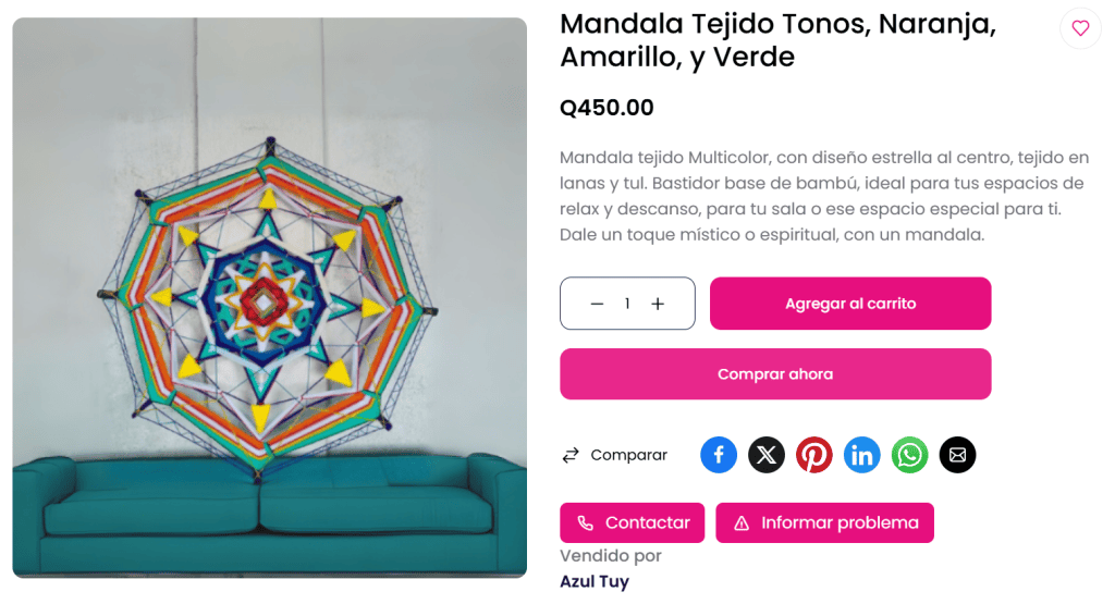 Mandala tejido multicolor con diseño estrella en tonos naranjas, amarillos, verdes y azules, ideal para decoración y espacios de relajación, con base de bambú y tela de lista. – SoyMigrante.com REVISTA