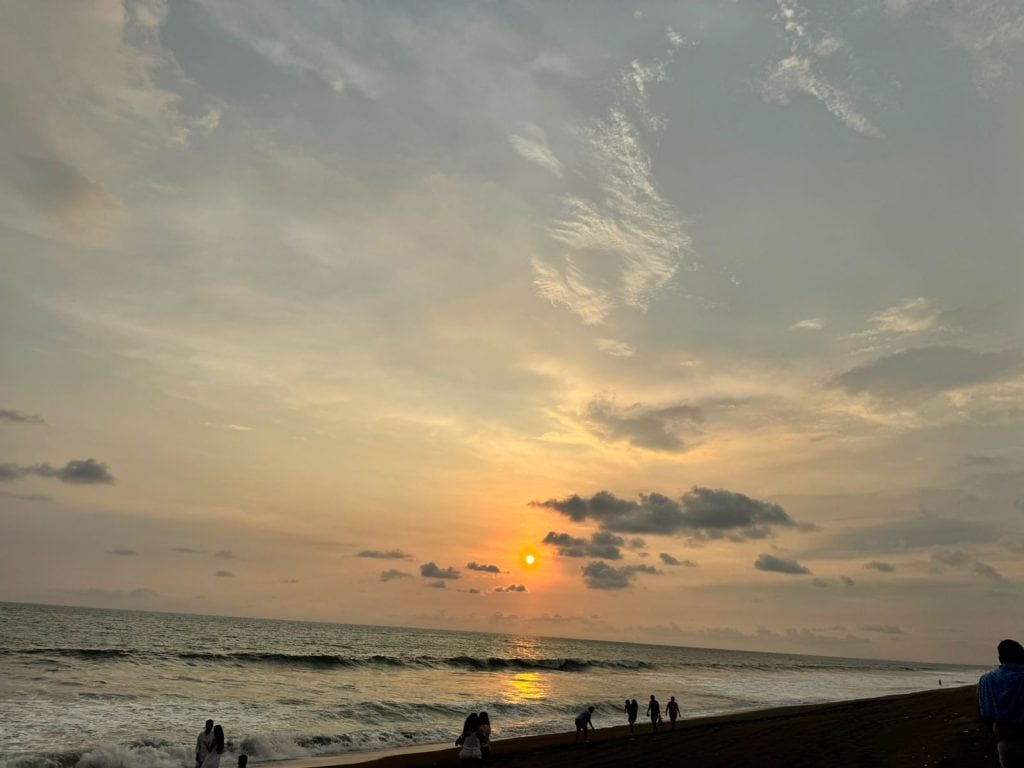 El Paredón atrae a turistas para poder surfear. (Foto: Marysabel Aldana) – SoyMigrante.com REVISTA