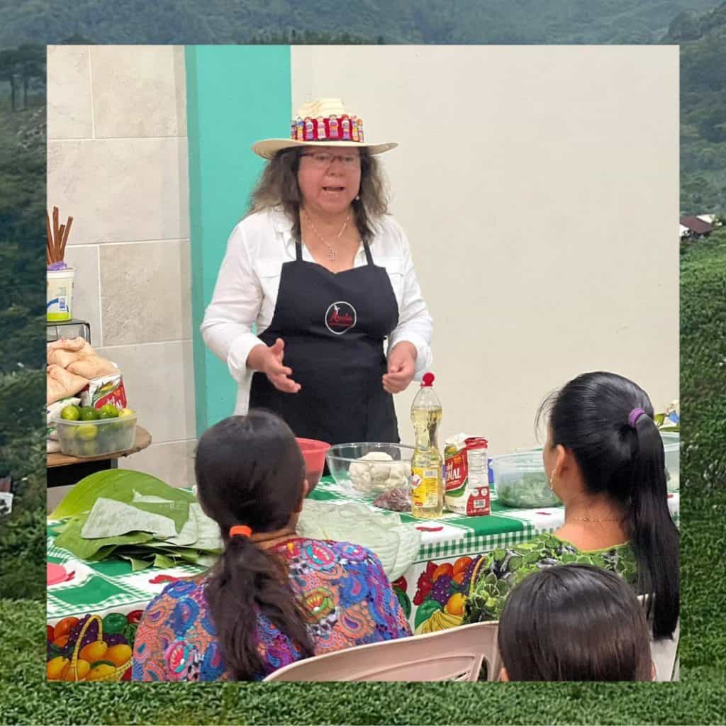 Receta tradicional mexicana presentada por una chef en un taller de cocina para migrantes en SoyMigrante.com REVISTA.