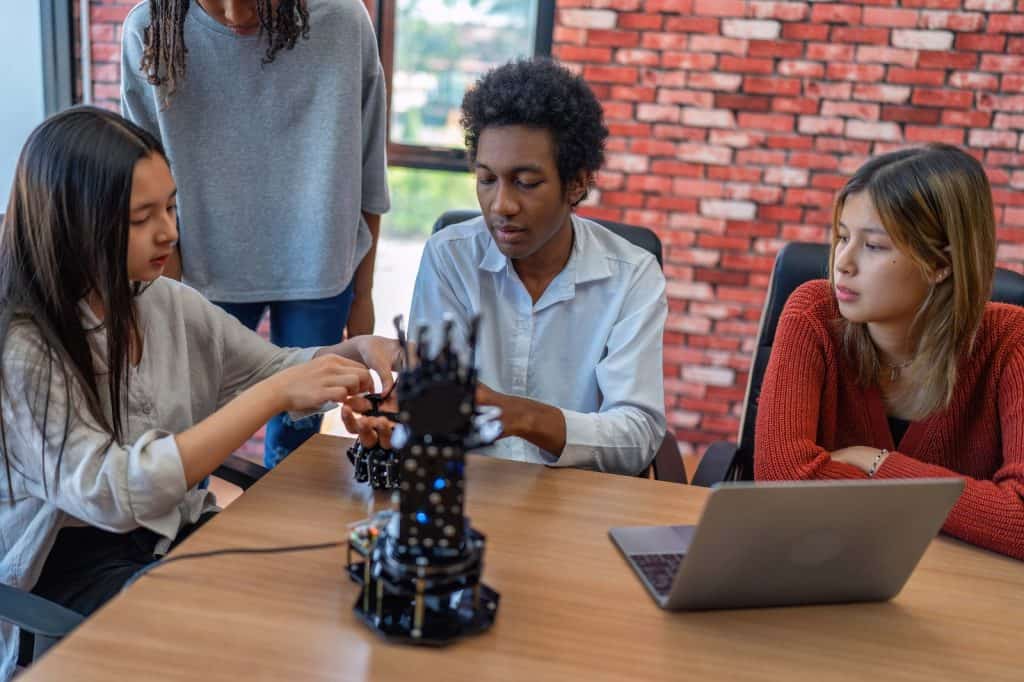 Robótica educativa para estudiantes en un taller innovador, fomentando habilidades STEM y creatividad en un ambiente multicultural. – SoyMigrante.com REVISTA