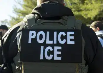 Policía de inmigración ICE en uniforme en operativo de control migratorio.